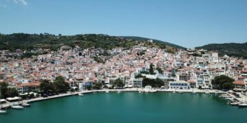 Καλοκαιρινές διακοπές: Πόσο κοστίζουν πέντε βράδια σε 12 νησιά της Ελλάδας