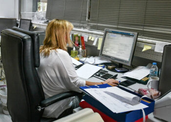 Πόσοι θα αυξηθούν οι μισθοί δημοσίων υπαλλήλων και συνταξιούχων – Τριπλό όφελος, δείτε τα ποσά και παραδείγματα