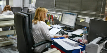 Πόσοι θα αυξηθούν οι μισθοί δημοσίων υπαλλήλων και συνταξιούχων – Τριπλό όφελος, δείτε τα ποσά και παραδείγματα