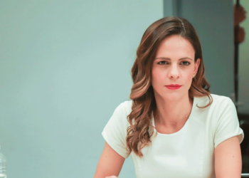 Έφη Αχτσιόγλου: Ανακοινώνει την υποψηφιότητά της για την προεδρία του ΣΥΡΙΖΑ - Δείτε live τις ανακοινώσεις