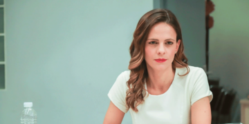 Έφη Αχτσιόγλου: Ανακοινώνει την υποψηφιότητά της για την προεδρία του ΣΥΡΙΖΑ - Δείτε live τις ανακοινώσεις