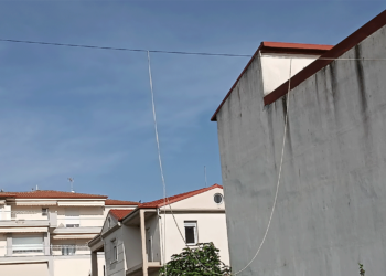 Επισήμανση αναγνώστη: Καλώδιο τηλεφωνίας έχει αποσπαστεί από στύλο του ΟΤΕ και κρέμεται στην οδό Μπακογιάννη - Φωτογραφία