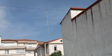 Επισήμανση αναγνώστη: Καλώδιο τηλεφωνίας έχει αποσπαστεί από στύλο του ΟΤΕ και κρέμεται στην οδό Μπακογιάννη - Φωτογραφία