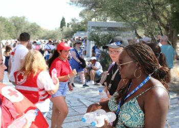 Καύσωνας «Κλέων»: Περισσότερα από 500.00 μπουκαλάκια νερό μοίρασε ο Ερυθρός Σταυρός σε τουρίστες