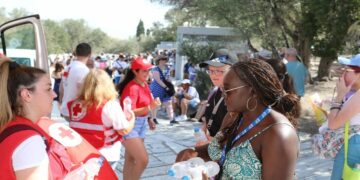 Καύσωνας «Κλέων»: Περισσότερα από 500.00 μπουκαλάκια νερό μοίρασε ο Ερυθρός Σταυρός σε τουρίστες