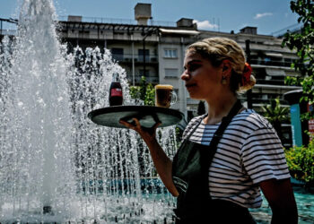 «Πράσινο φως» στους επιθεωρητές εργασίας να φωτογραφίζουν τους αδήλωτους εργαζόμενους