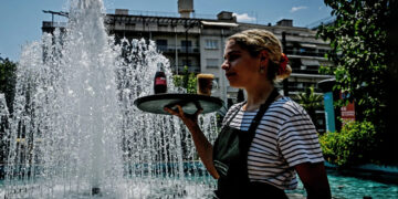 «Πράσινο φως» στους επιθεωρητές εργασίας να φωτογραφίζουν τους αδήλωτους εργαζόμενους