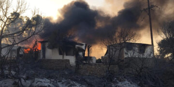 Φωτιά στη Ρόδο: Μαίνεται το μεγάλο μέτωπο – Ανησυχία για τον «ακραίο κίνδυνο» σήμερα