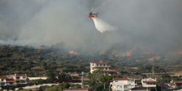Φωτιά στα Δερβενοχώρια: Παραμένει μεγάλο το μέτωπο, κατευθύνεται προς Οινόη και Μαγούλα