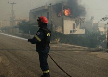 Φωτιές 2023: Η ενημέρωση της Πυροσβεστικής για τα πύρινα μέτωπα σε Δερβενοχώρια, Σαρωνίδα, Λουτράκι