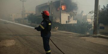 Φωτιές 2023: Η ενημέρωση της Πυροσβεστικής για τα πύρινα μέτωπα σε Δερβενοχώρια, Σαρωνίδα, Λουτράκι