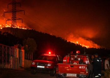 Φωτιά σε Κέρκυρα, Κάρυστο, Ρόδο: Συνεχίζεται η μάχη – Εκκενώθηκαν οικισμοί