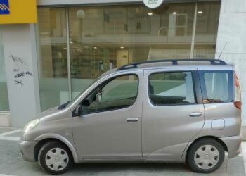 Φωτογραφία αναγνώστη: Παρκαρισμένο όχημα πάνω σε πεζοδρόμιο στο κέντρο της Πτολεμαΐδας