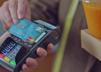 Γίνονται υποχρεωτικά τα POS σε delivery, ταξί και όσους δουλεύουν ακόμα με μετρητά