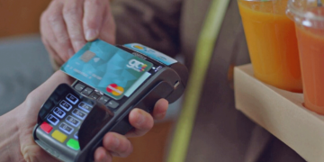 Γίνονται υποχρεωτικά τα POS σε delivery, ταξί και όσους δουλεύουν ακόμα με μετρητά