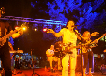 Γρεβενά: Τα έδωσε όλα ο Πασχάλης στο “Πολιτιστικό Καλοκαίρι” – «Βούλιαξε» από κόσμο η Πλατεία Αιμιλιανού (Βίντεο+Φωτο)