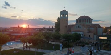 Μαγικό ηλιοβασίλεμα στο Εμπορικό Κέντρο Cosmos  Mediterranean , με φόντο τον Θερμαϊκό! (της Κούλας Πουλασιχίδου)
