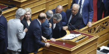 Απρόοπτο με Κουτσούμπα στη Βουλή, διακόπηκε η συζήτηση για τις προγραμματικές δηλώσεις