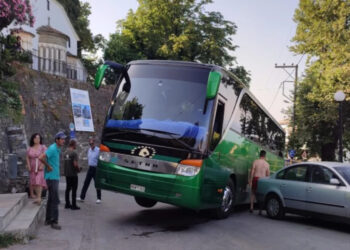 Λεωφορείο σηκώθηκε στον «αέρα» στη Ζαγορά Πηλίου -Πήρε κλειστά τη στροφή ο οδηγός