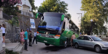 Λεωφορείο σηκώθηκε στον «αέρα» στη Ζαγορά Πηλίου -Πήρε κλειστά τη στροφή ο οδηγός