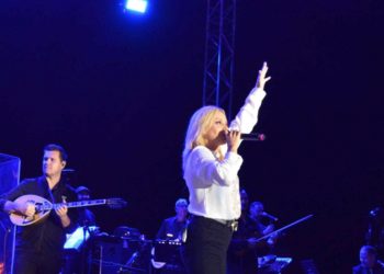 Μάγεψε η Πέγκυ Ζήνα τους χιλιάδες θαυμαστές της στο γήπεδο των Αναργύρων (βίντεο & φωτο)