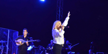 Μάγεψε η Πέγκυ Ζήνα τους χιλιάδες θαυμαστές της στο γήπεδο των Αναργύρων (βίντεο & φωτο)