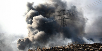 Μαίνεται η φωτιά στη Μαγνησία - Μάχη με τις φλόγες στο παραλιακό κομμάτι προς Νέα Αγχίαλο