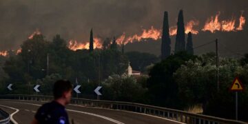 Μαίνονται οι πυρκαγιές για τρίτη μέρα - Μάχη για να μη φτάσει η φωτιά στην Eθνική Οδό στο ύψος των διυλιστηρίων