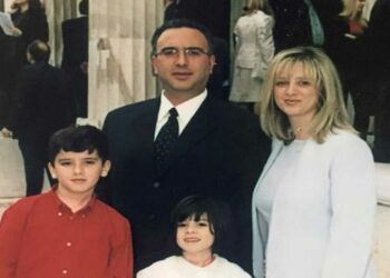 Η πρώτη ορκωμοσία του βουλευτή Μιχάλη Παπαδόπουλου – Φωτογραφία από το 2000 έξω από τη Βουλή