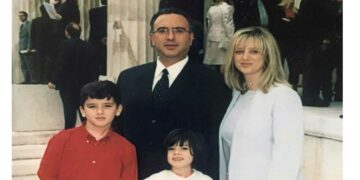 Η πρώτη ορκωμοσία του βουλευτή Μιχάλη Παπαδόπουλου – Φωτογραφία από το 2000 έξω από τη Βουλή