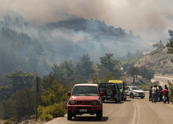 Ολονύχτια μάχη με αναζωπυρώσεις σε Ρόδο, Κάρυστο και Κέρκυρα - Νέες εντολές για εκκενώσεις οικισμών