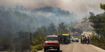 Ολονύχτια μάχη με αναζωπυρώσεις σε Ρόδο, Κάρυστο και Κέρκυρα - Νέες εντολές για εκκενώσεις οικισμών