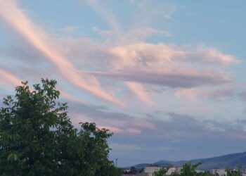 Οι ασυνήθιστες εικόνες του δειλινού, που “γράφουν” τα σύννεφα όταν έχουν “κέφια”