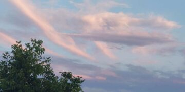 Οι ασυνήθιστες εικόνες του δειλινού, που “γράφουν” τα σύννεφα όταν έχουν “κέφια”