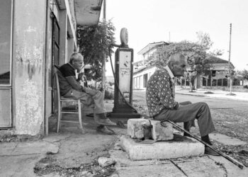 Η συγκλονιστική περιγραφή και οι φωτογραφίες του Αλέξανδρου Βρεττάκου για την παλιά Χαραυγή το ’90 και η συνάντησή του με τα δύο αδέρφια που δεν ήθελαν να αποχωριστούν το χωριό