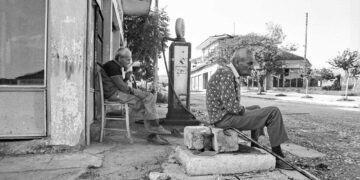 Η συγκλονιστική περιγραφή και οι φωτογραφίες του Αλέξανδρου Βρεττάκου για την παλιά Χαραυγή το ’90 και η συνάντησή του με τα δύο αδέρφια που δεν ήθελαν να αποχωριστούν το χωριό