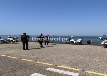 Θεσσαλονίκη: Βούτηξε στη θάλασσα για να αυτοκτονήσει – Τον έσωσαν αστυνομικοί (video)