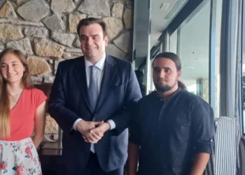 Καστοριά: Τι δώρο έκανε ο Υπουργός Παιδείας στους δύο μαθητές που αρίστευσαν στις πανελλήνιες