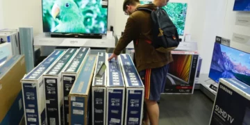 Μεγάλα πρόστιμα σε Πλαίσιο, Public και Praktiker για παραπλανητικές εκπτώσεις