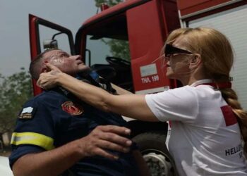 Σε πύρινο κλοιό η χώρα – Μάχη με τη λαίλαπα σε Αττική, Λουτράκι, Ρόδο – Ξένα κράτη ενισχύουν τη χώρα μας με αεροσκάφη και προσωπικό