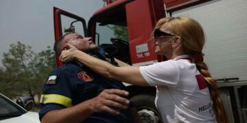 Σε πύρινο κλοιό η χώρα – Μάχη με τη λαίλαπα σε Αττική, Λουτράκι, Ρόδο – Ξένα κράτη ενισχύουν τη χώρα μας με αεροσκάφη και προσωπικό