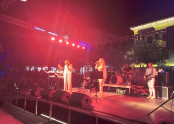 Κοζάνη: Ξεσήκωσαν τον κόσμο οι “The Bahalows” στην κεντρική πλατεία