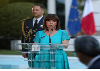 Ματαιώνεται η δεξίωση για την επέτειο της αποκατάστασης της Δημοκρατίας λόγω των πυρκαγιών που επικρατούν στη χώρα