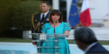 Ματαιώνεται η δεξίωση για την επέτειο της αποκατάστασης της Δημοκρατίας λόγω των πυρκαγιών που επικρατούν στη χώρα