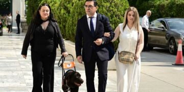 Ο Μπάμπου είναι ο σκύλος – οδηγός τυφλών που έκλεψε την παράσταση στην ορκωμοσία της Bουλής