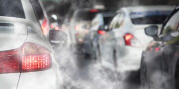 Μειώστε τη χρήση ΙΧ, βάλτε βενζίνη αφότου δύσει ο ήλιος – Οι συμβουλές του ΥΠΕΝ για τον καύσωνα