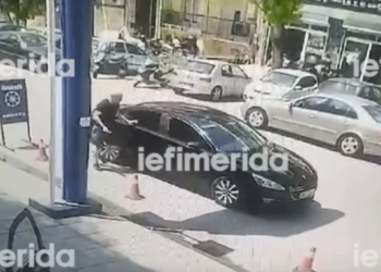 Βίντεο-σοκ από τη δολοφονία 50χρονου στη Θεσσαλονίκη - Ο δράστης τον πυροβολεί μέσα από το αυτοκίνητο