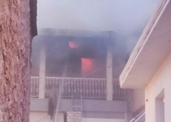 Μεγάλη φωτιά σε κατοικία στην Κοζάνη- Τρεις ώρες πάλευαν με τις φλόγες οι Πυροσβέστες(VIDEO&ΦΩΤΟ)