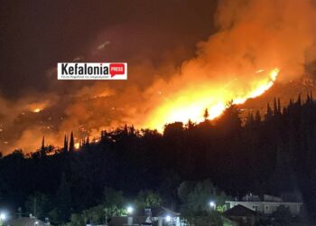 Κεφαλονιά: Έξι πτητικά μέσα και πάνω από 60 πυροσβέστες στη μεγάλη φωτιά στην Αγία Ειρήνη