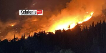 Κεφαλονιά: Έξι πτητικά μέσα και πάνω από 60 πυροσβέστες στη μεγάλη φωτιά στην Αγία Ειρήνη